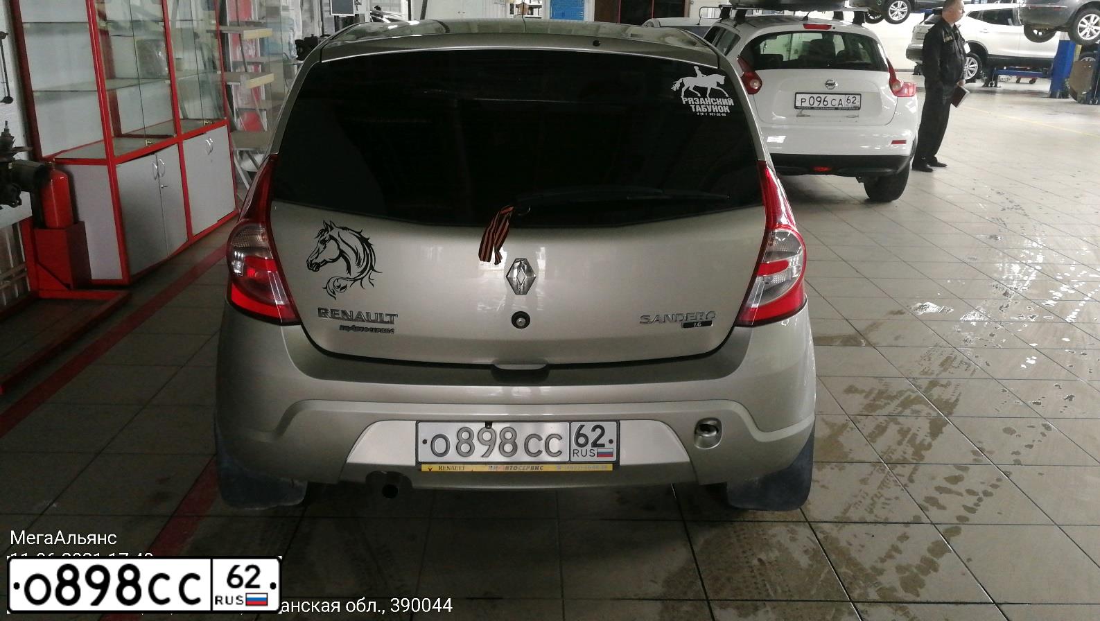 Фото автомобиля RENAULT SANDERO, 2013 — госномер О898СС62. Цвет: БЕЖЕВЫЙ