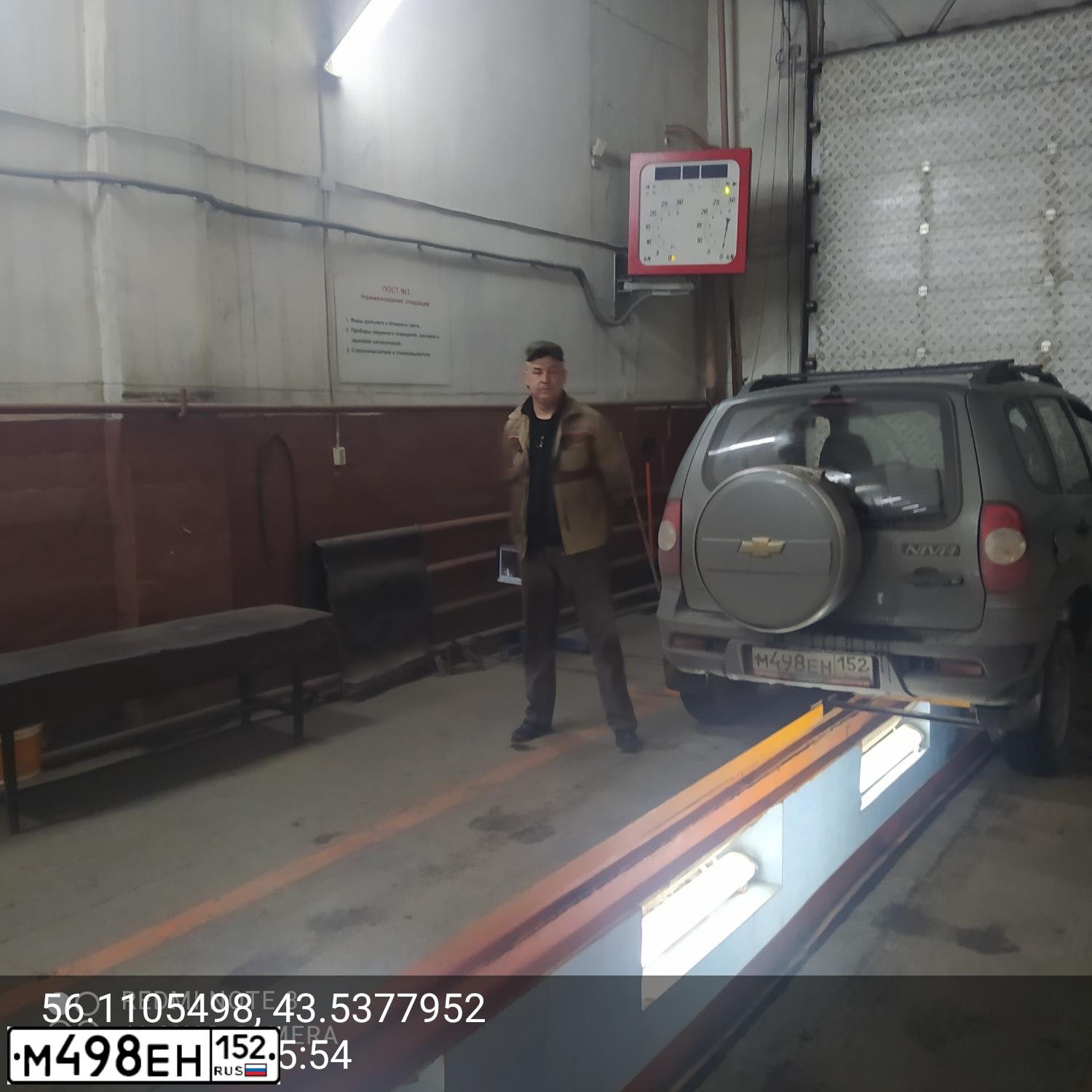 Фото автомобиля CHEVROLET NIVA, 2013 — госномер А485ЕА252. Цвет: ТЕМНО-СЕРЫЙ