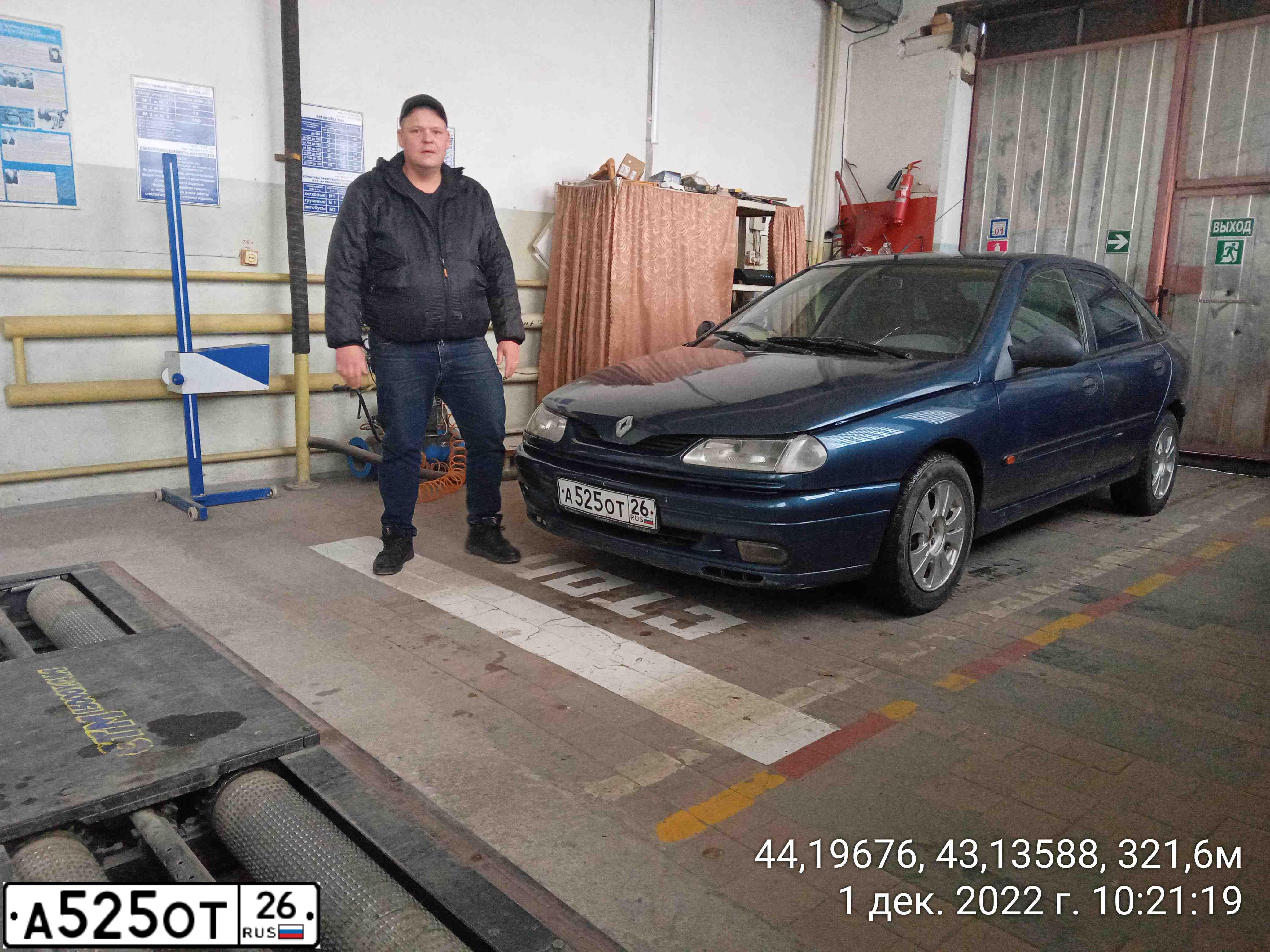 Фото автомобиля RENAULT LAGUNA, 1997 — госномер Е068НК08. Цвет: ЗЕЛЕНЫЙ