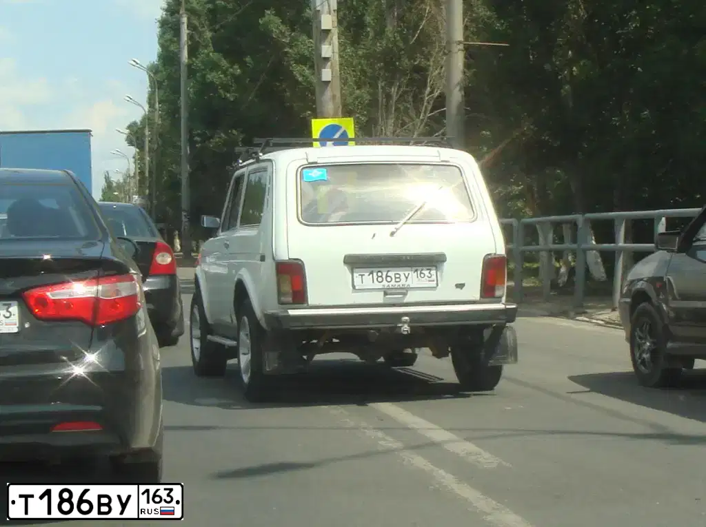 Фото автомобиля LADA 2121 NIVA, 1996 — госномер Р866УЕ63. Цвет: БЕЛЫЙ