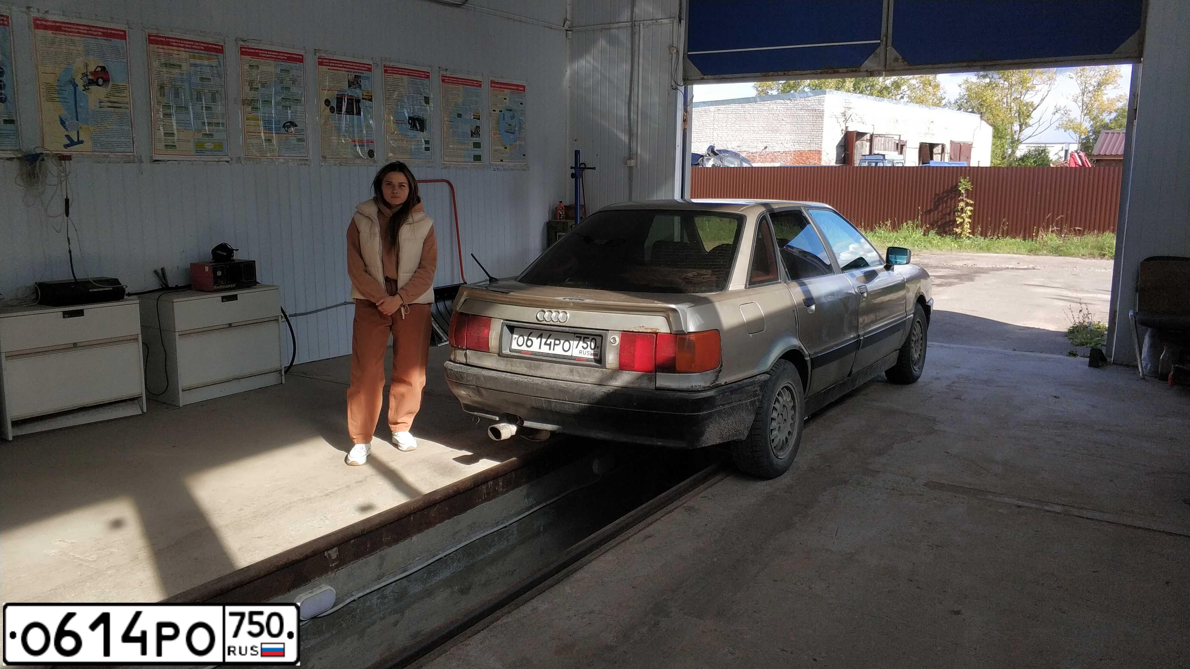 Фото автомобиля AUDI 80, 1987 — госномер В717ТВ37. Цвет: СЕРЫЙ