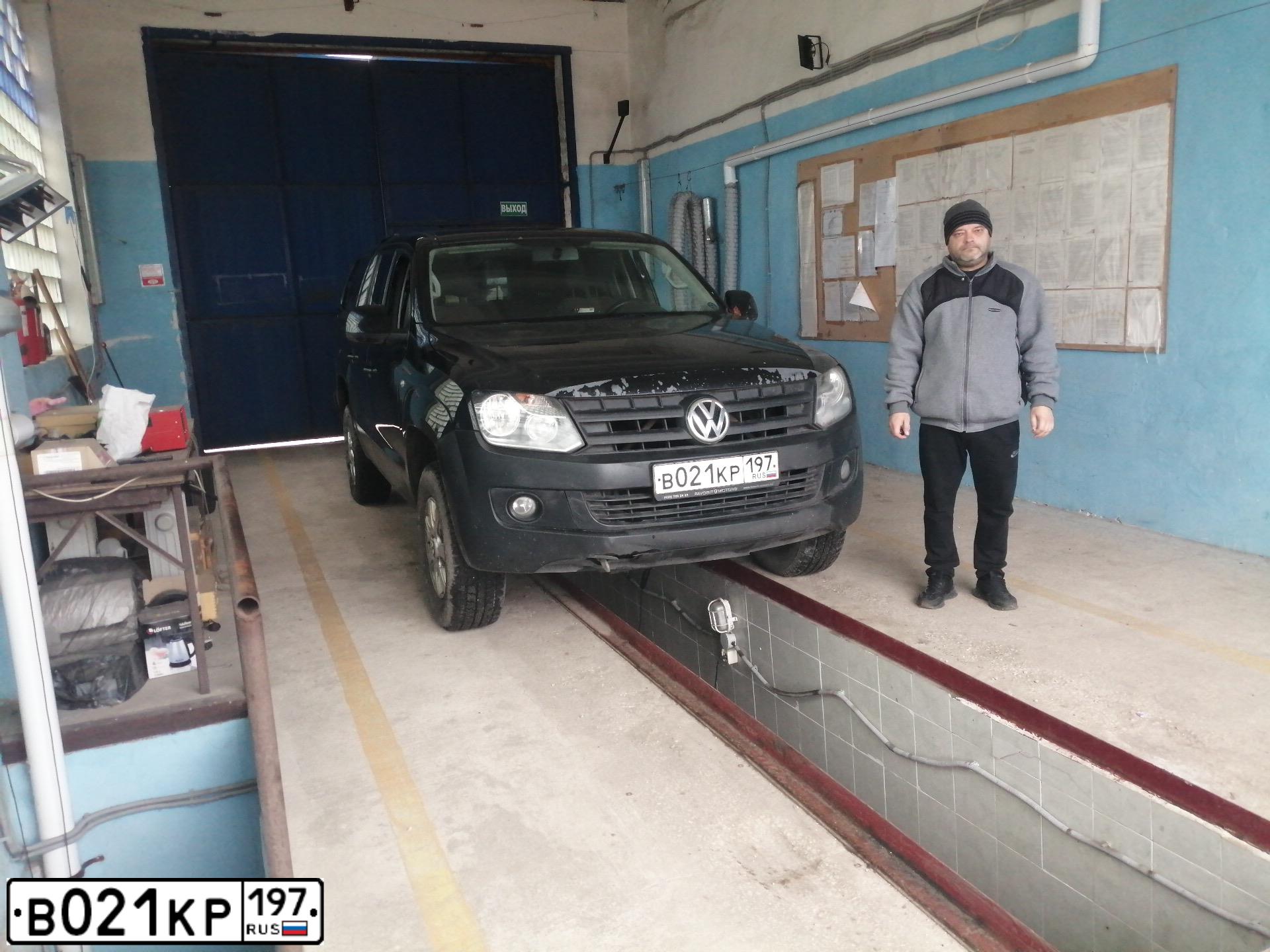 Фото автомобиля VOLKSWAGEN AMAROK, 2010 — госномер В021КР197. Цвет: ЧЕРНЫЙ