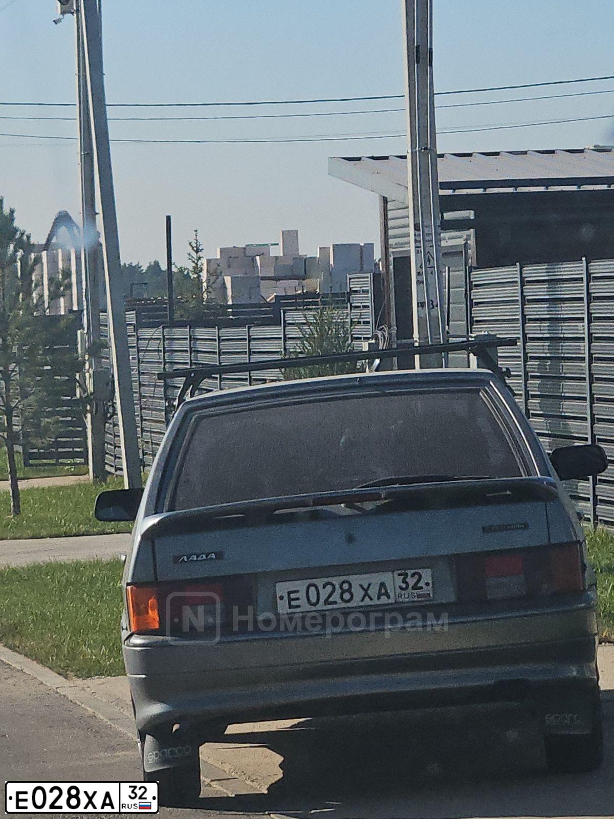 Фото автомобиля NEFAZ 4211 /URAL 4320 6X6/, 1995 — госномер Е028ХА32. Цвет: ЗАЩИТНЫЙ
