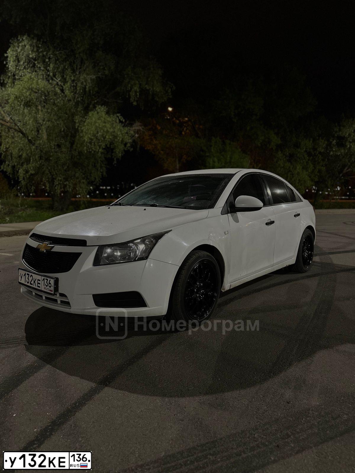 Фото автомобиля CHEVROLET CRUZE, 2012 — госномер М212ХТ90. Цвет: Белый