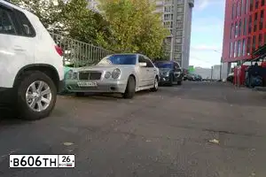 Фото автомобиля MERCEDES E-KLASSE, 1996 — госномер Х976ЕН37. Цвет: СЕРЫЙ