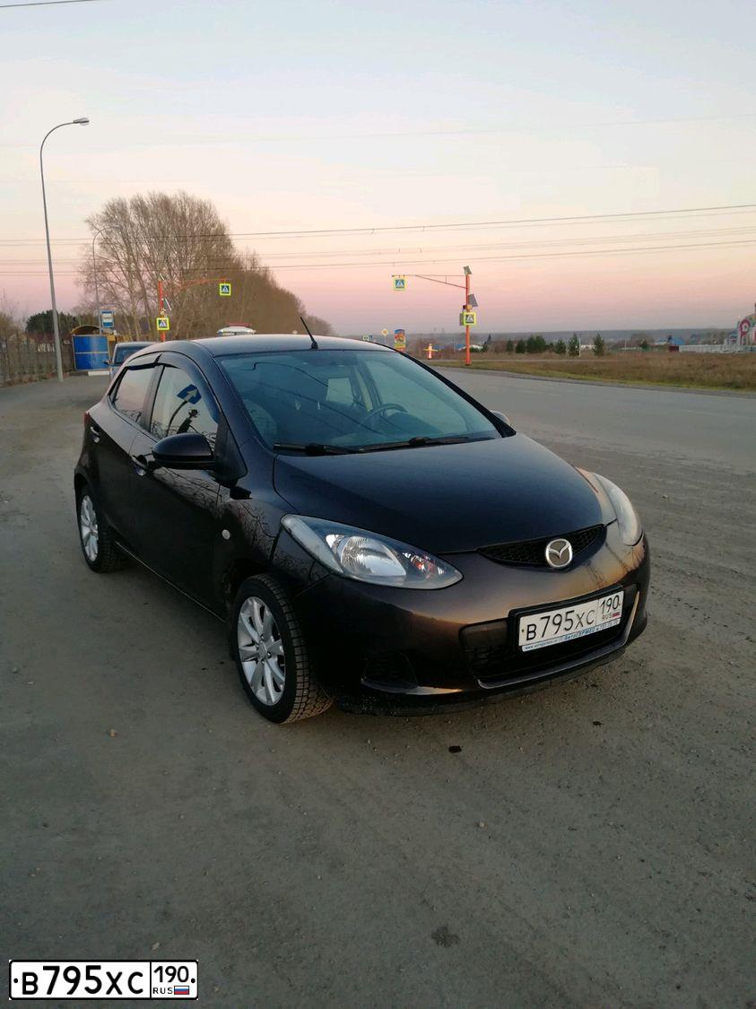 Фото автомобиля MAZDA 2, 2008 — госномер У987МС142. Цвет: ТЕМНО-ВИШНЕВЫЙ