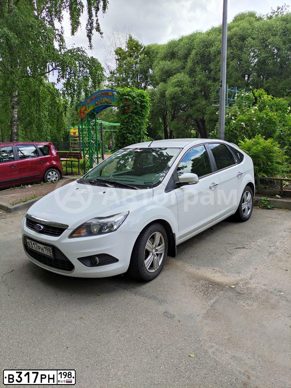 Фото автомобиля FORD D FOCUS, 2011 — госномер Р317РН198. Цвет: Белый