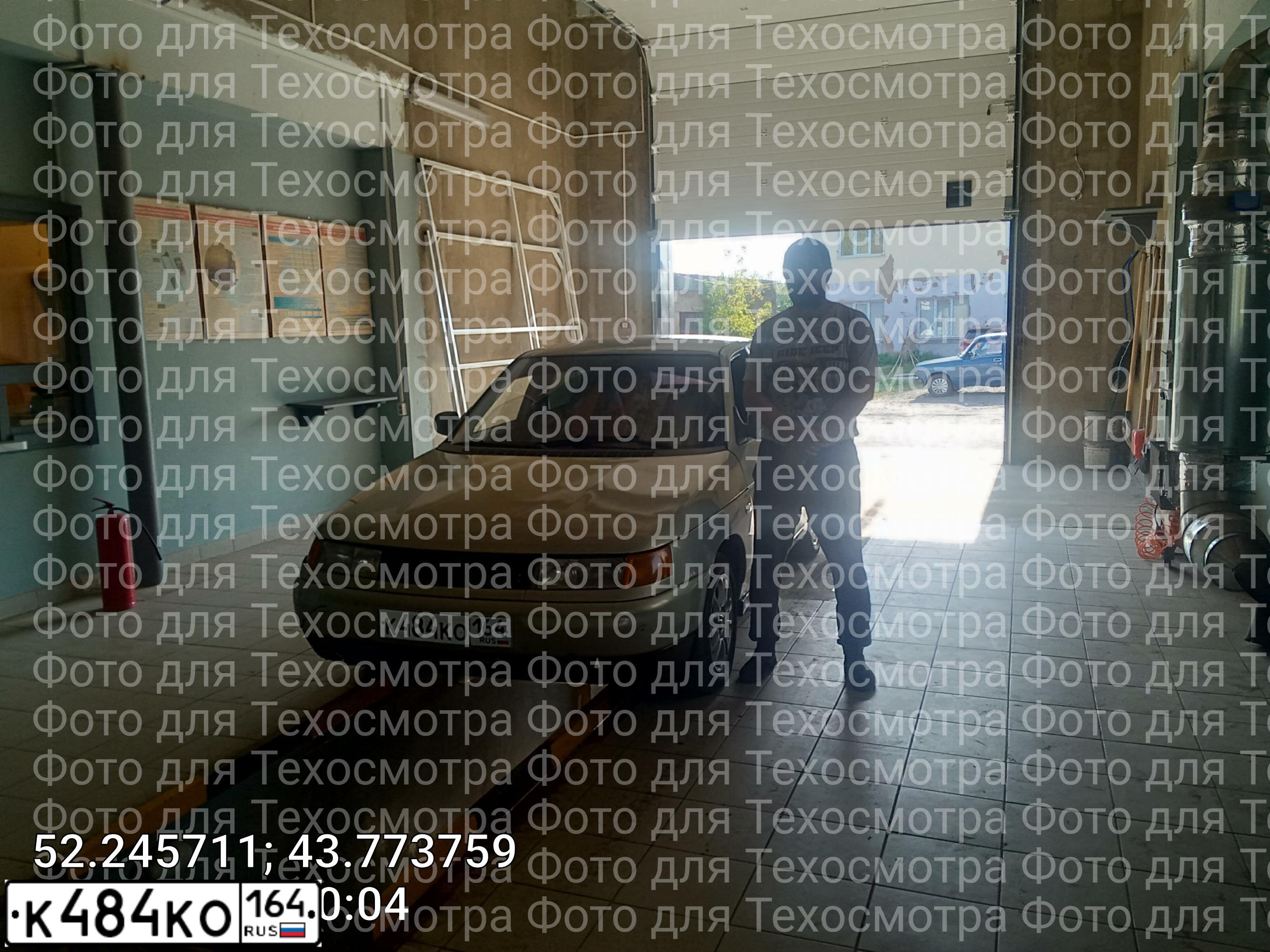 Фото автомобиля LADA 2112, 2002 — госномер К484КО164. Цвет: СЕРЕБРИСТЫЙ ЖЕЛТО-ЗЕЛЕНЫЙ