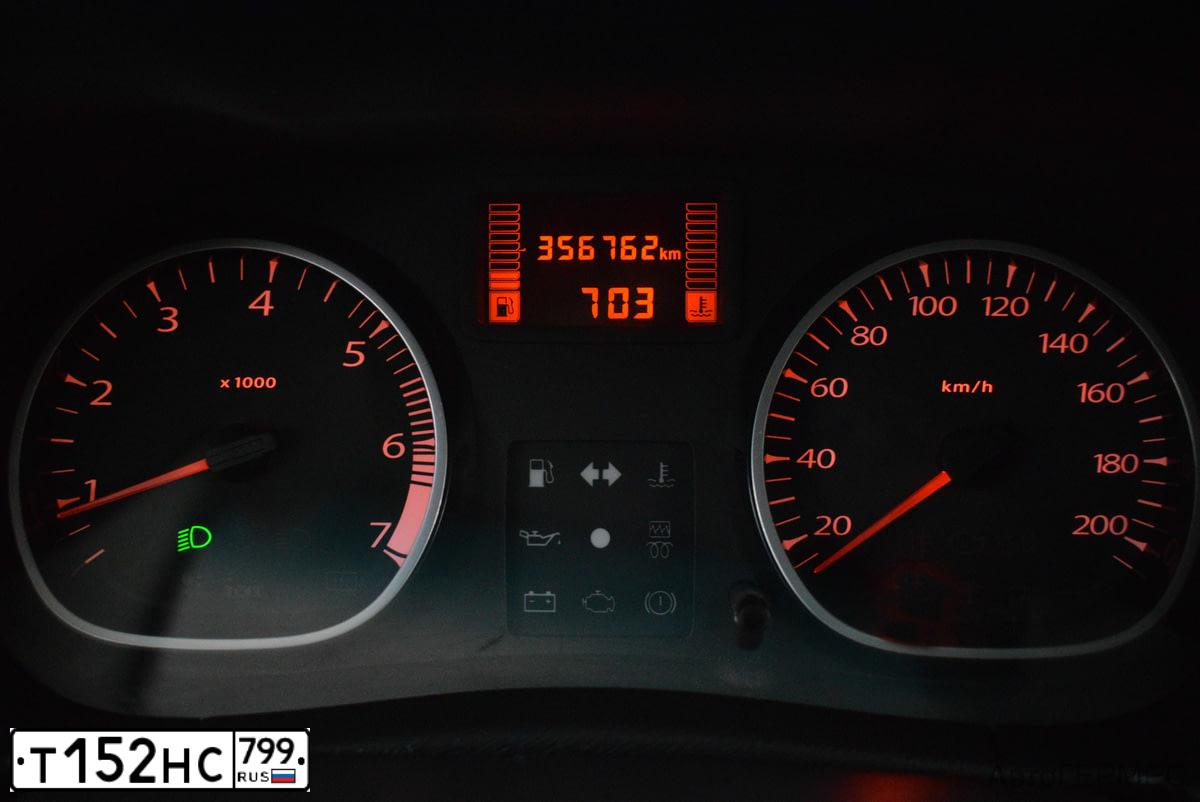 Фото автомобиля RENAULT DUSTER, 2012 — госномер Т152НС799. Цвет: ЧЕРНЫЙ
