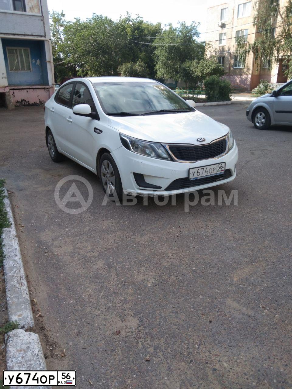 Фото автомобиля KIA RIO, 2014 — госномер Е816СА156. Цвет: Белый