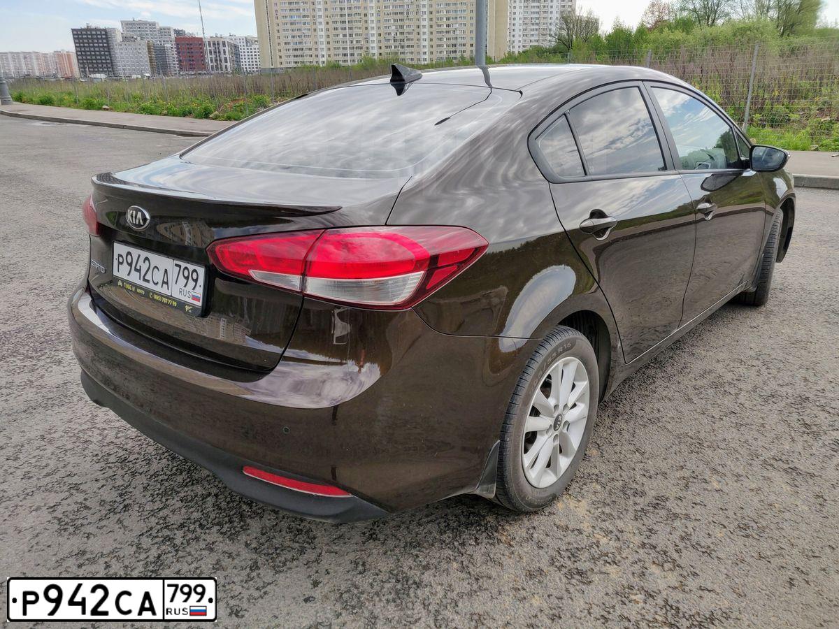 Фото автомобиля KIA CERATO, 2017 — госномер Р548ЕМ799. Цвет: Коричневый