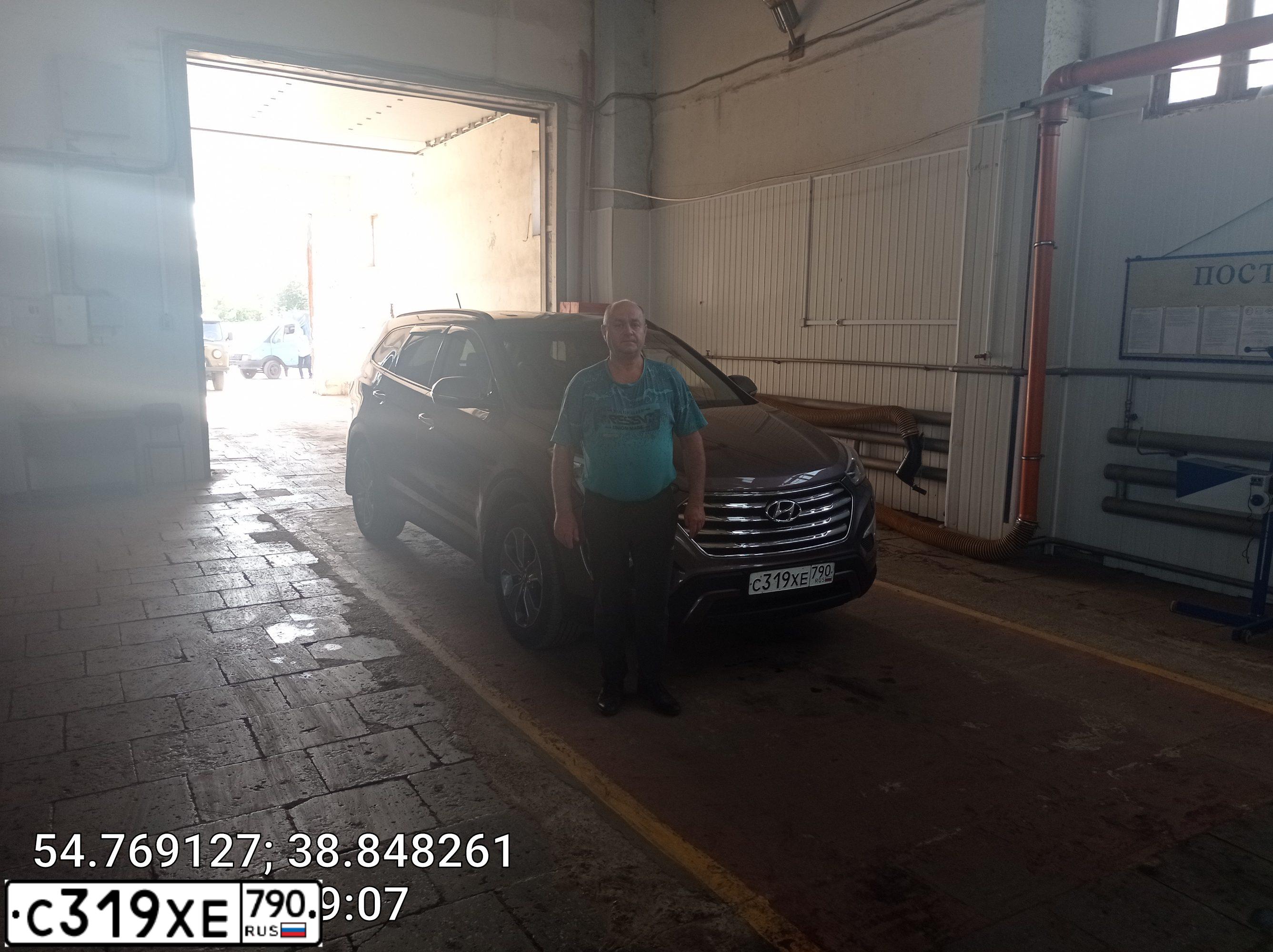 Фото автомобиля HYUNDAI SANTA FE, 2014 — госномер С319ХЕ790. Цвет: Коричневый