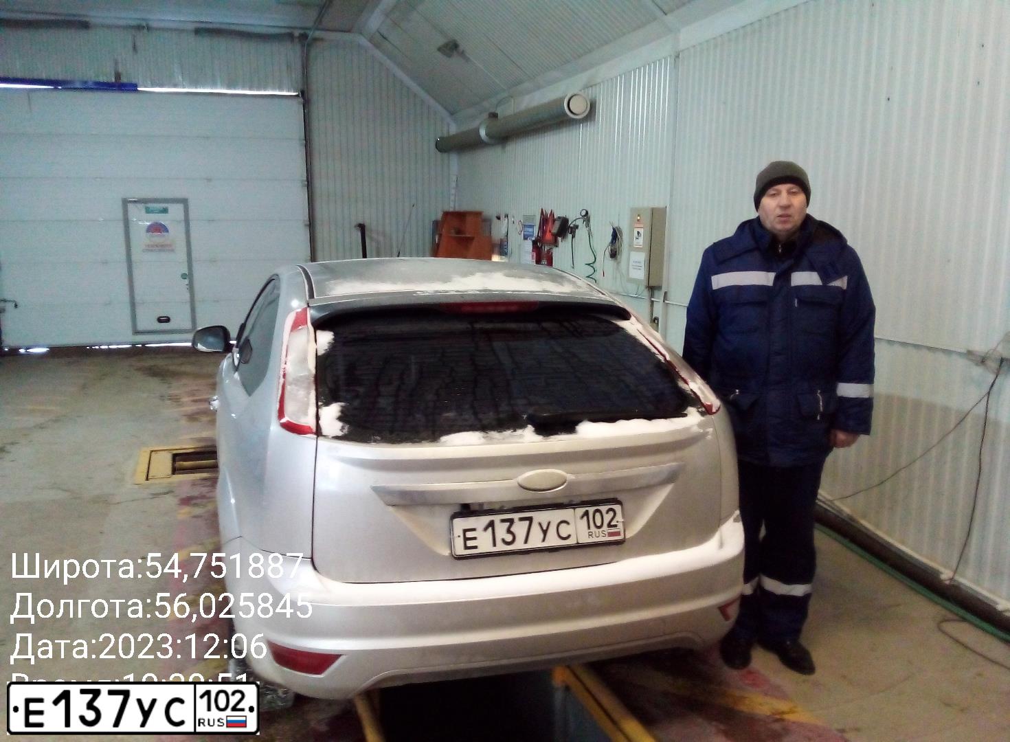 Фото автомобиля FORD FOCUS, 2008 — госномер Е137УС102. Цвет: Серебристый