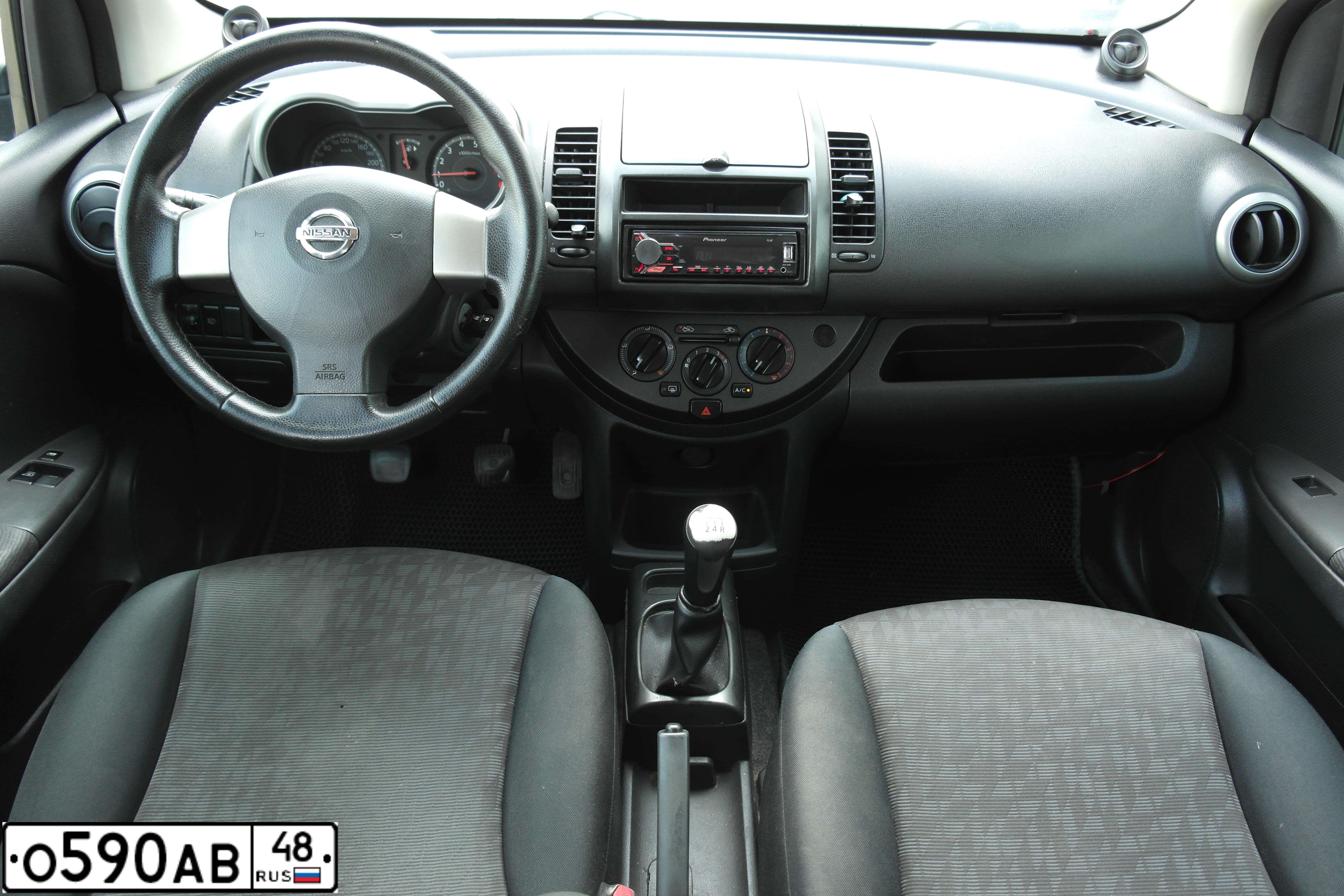 Фото автомобиля NISSAN NOTE, 2007 — госномер Р021ОТ48. Цвет: ЧЕРНЫЙ