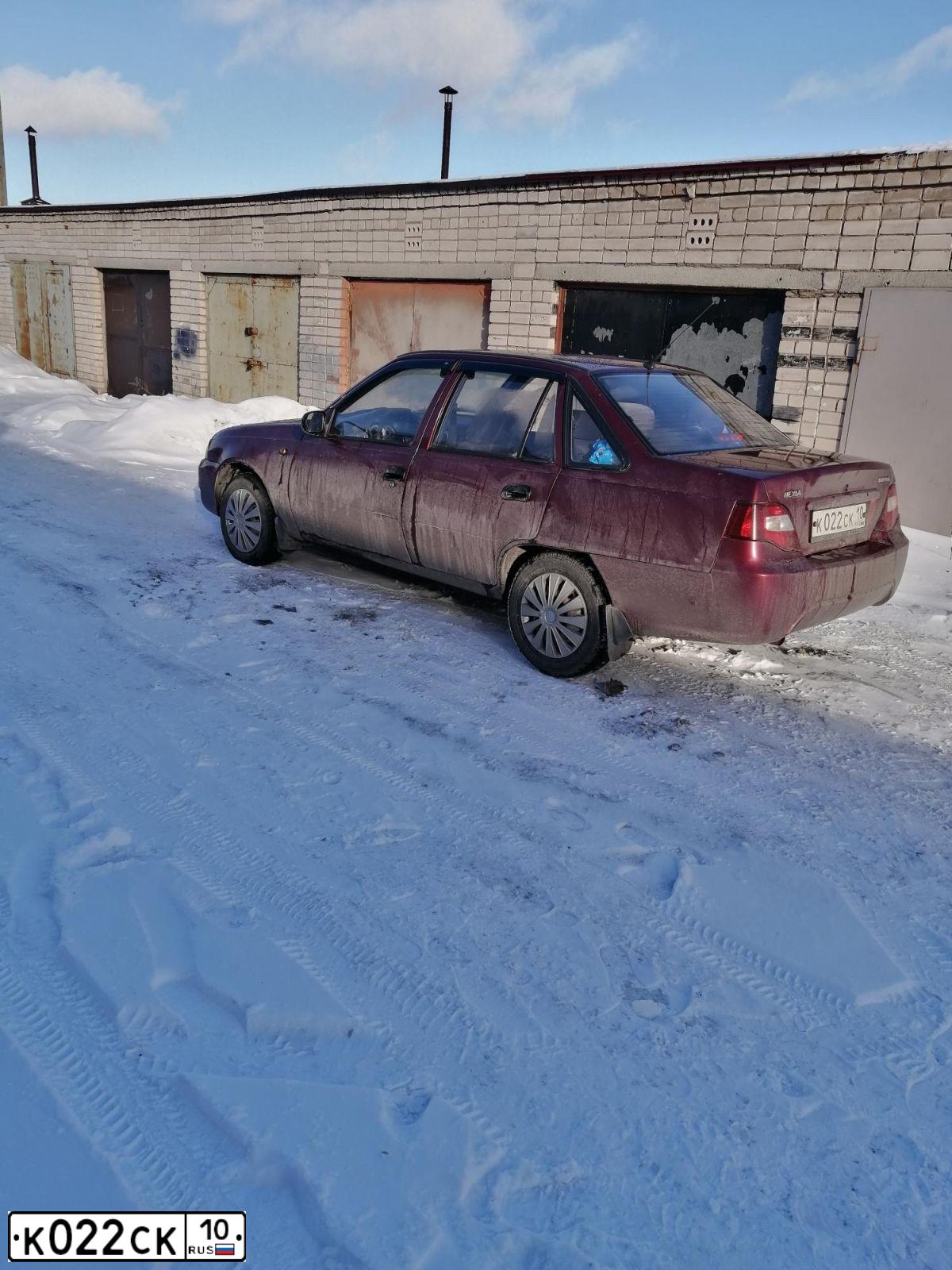 Фото автомобиля DAEWOO NEXIA, 2010 — госномер К022СК10. Цвет: СПЕЛАЯ ВИШНЯ