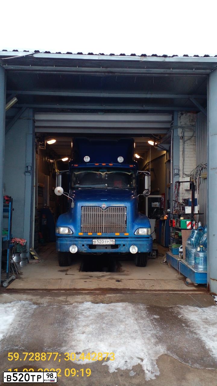 Фото автомобиля INTERNATIONAL HEAVY TRUCK 8500-9900, 2008 — госномер В520ТР98. Цвет: СИНИЙ