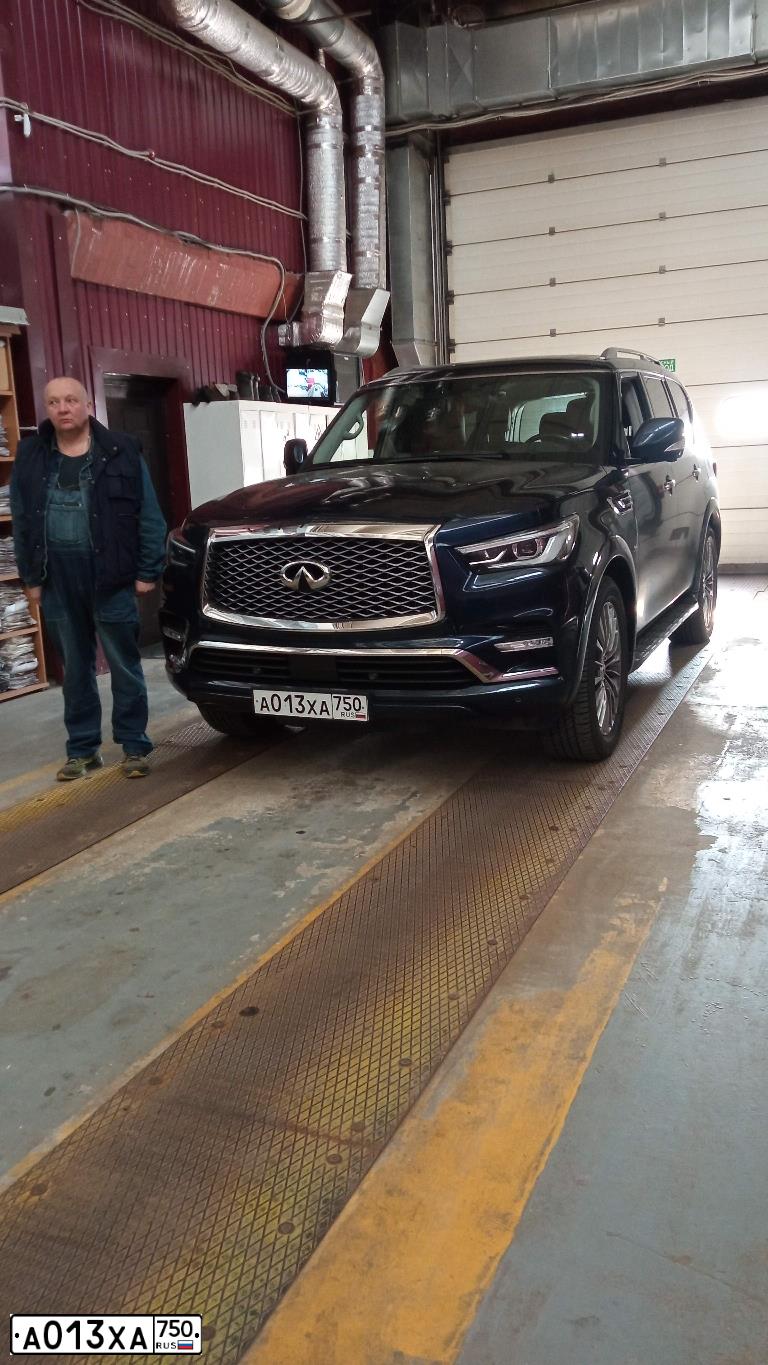 Фото автомобиля INFINITI I QX80 QX56, 2019 — госномер А013ХА750. Цвет: ТЕМНО-СИНИЙ