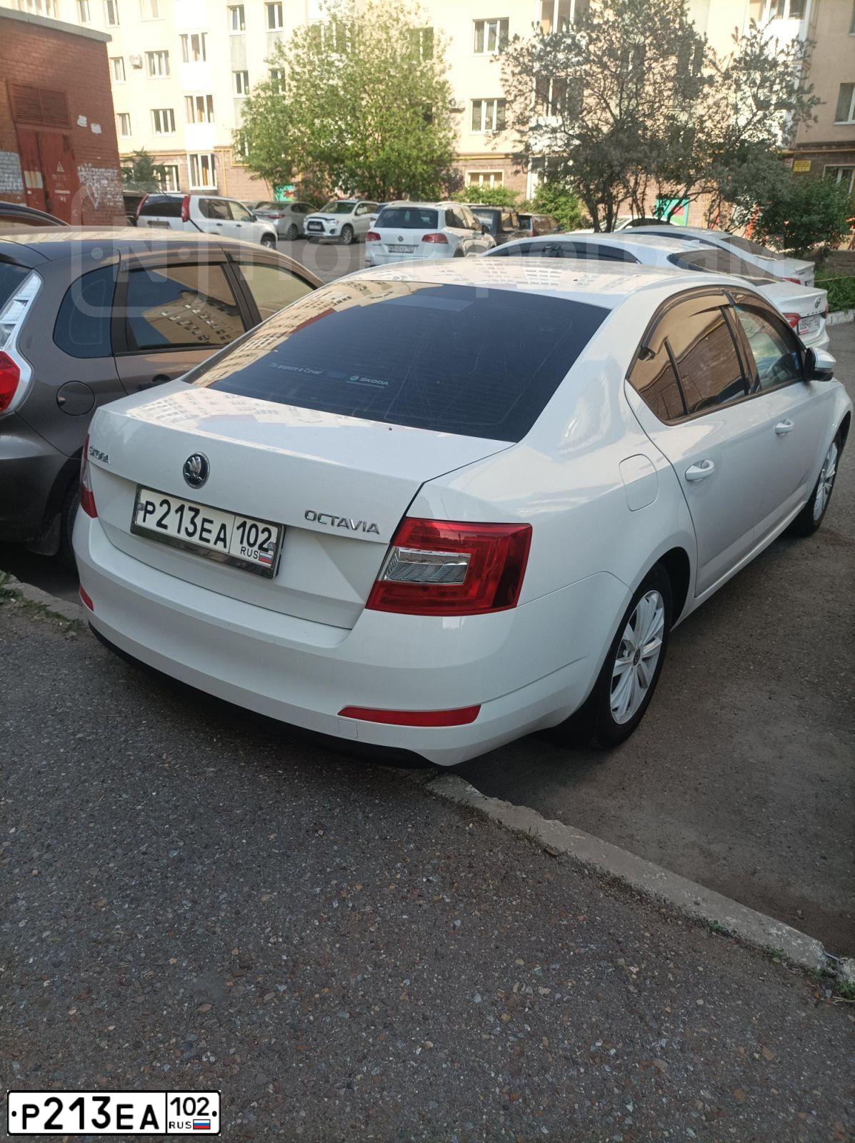 Фото автомобиля SKODA OCTAVIA, 2013 — госномер Р213ЕА102. Цвет: Белый