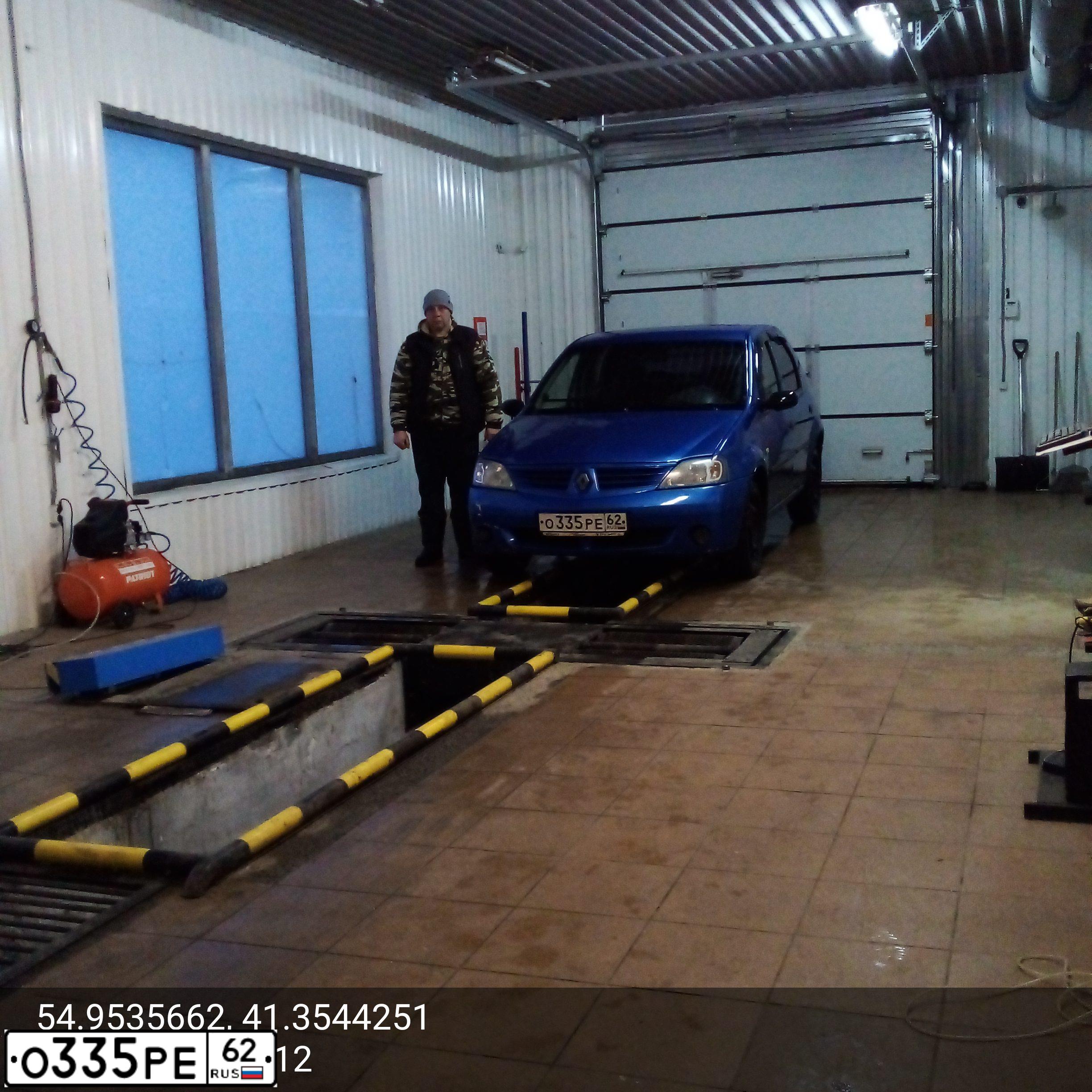 Фото автомобиля RENAULT T LOGAN, 2005 — госномер О335РЕ62. Цвет: СИНИЙ МЕТАЛЛИК
