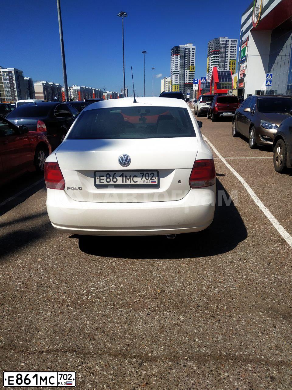 Фото автомобиля VOLKSWAGEN POLO, 2011 — госномер Е861МС702. Цвет: Белый