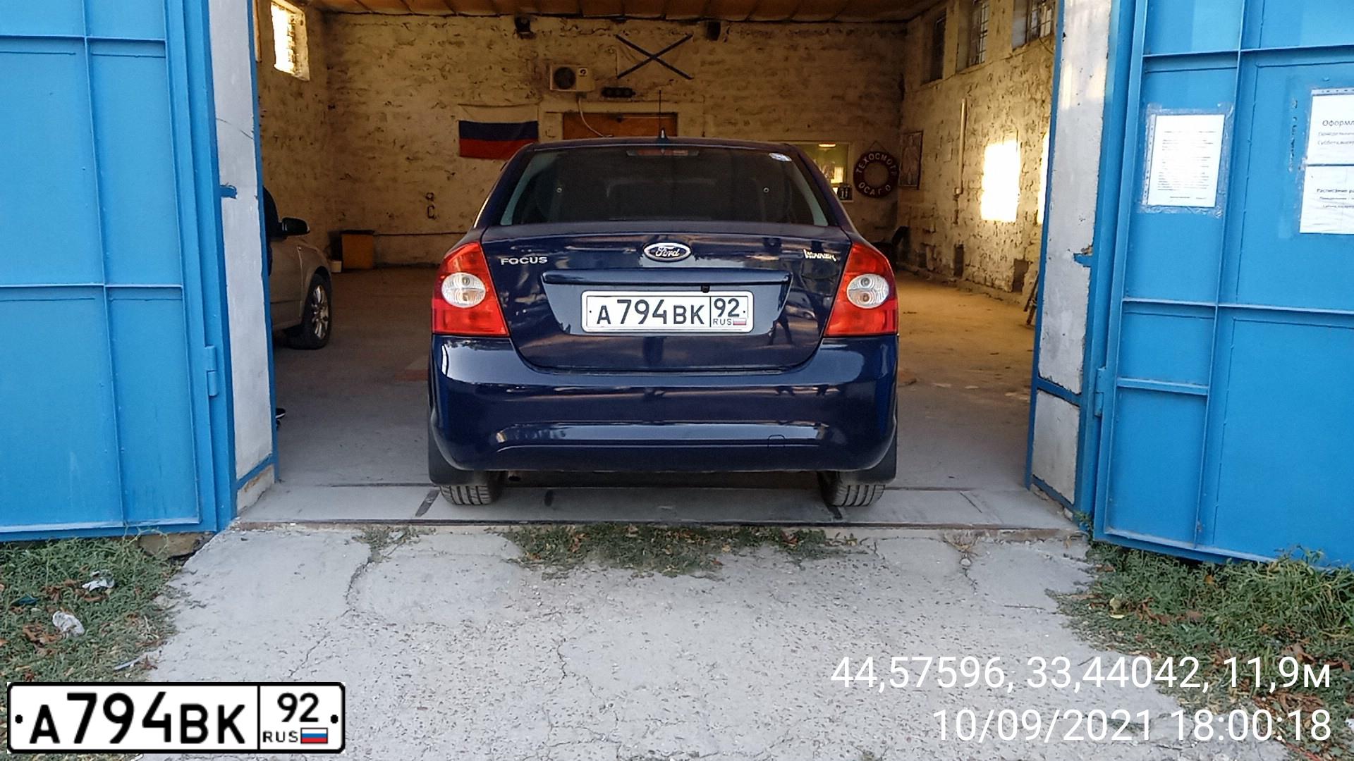 Фото автомобиля FОRD FОСUS, 2010 — госномер В513КЕ92. Цвет: СИНИЙ