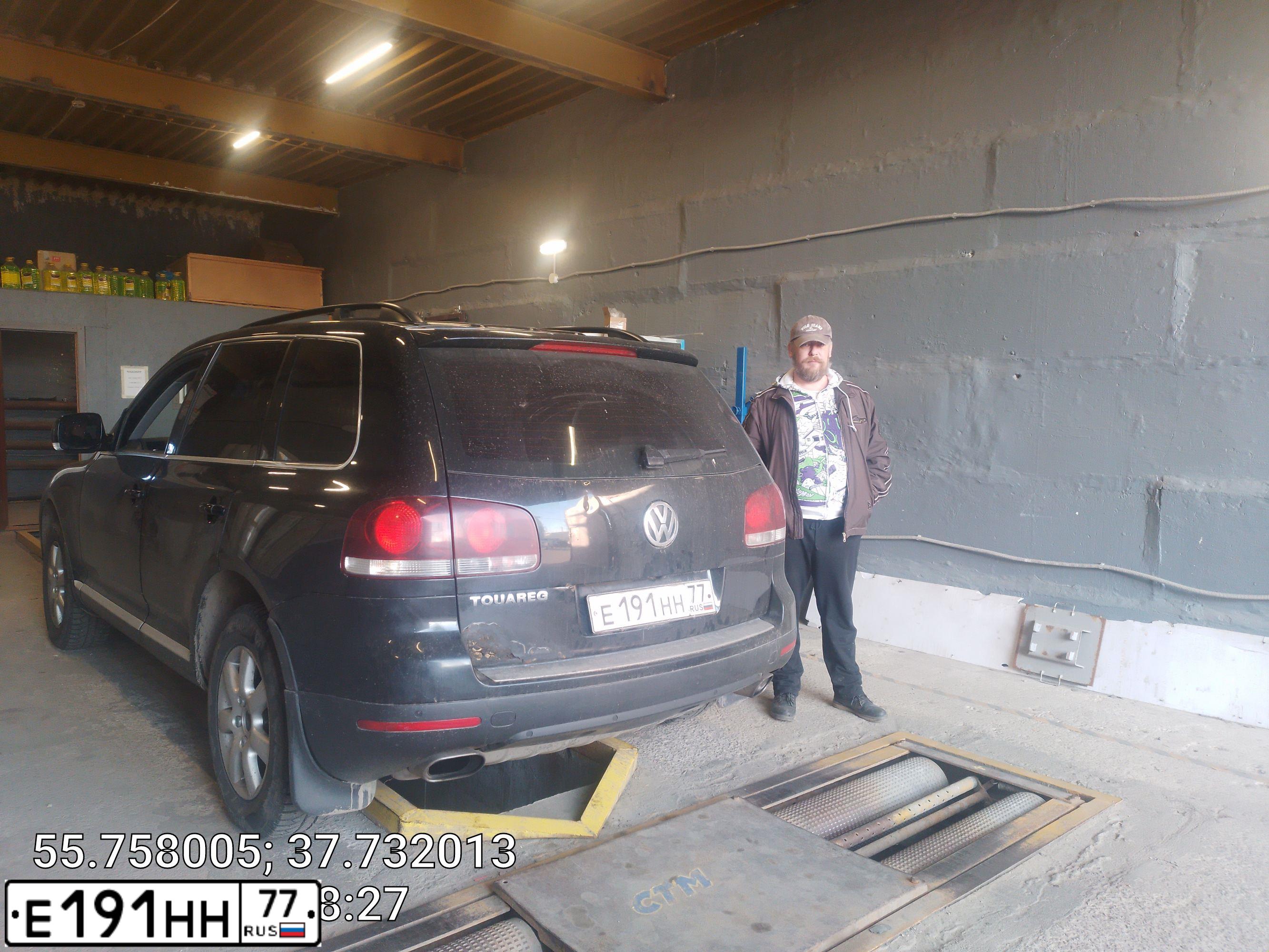 Фото автомобиля VOLKSWAGEN TOUAREG, 2008 — госномер С585ХН150. Цвет: ЧЕРНЫЙ
