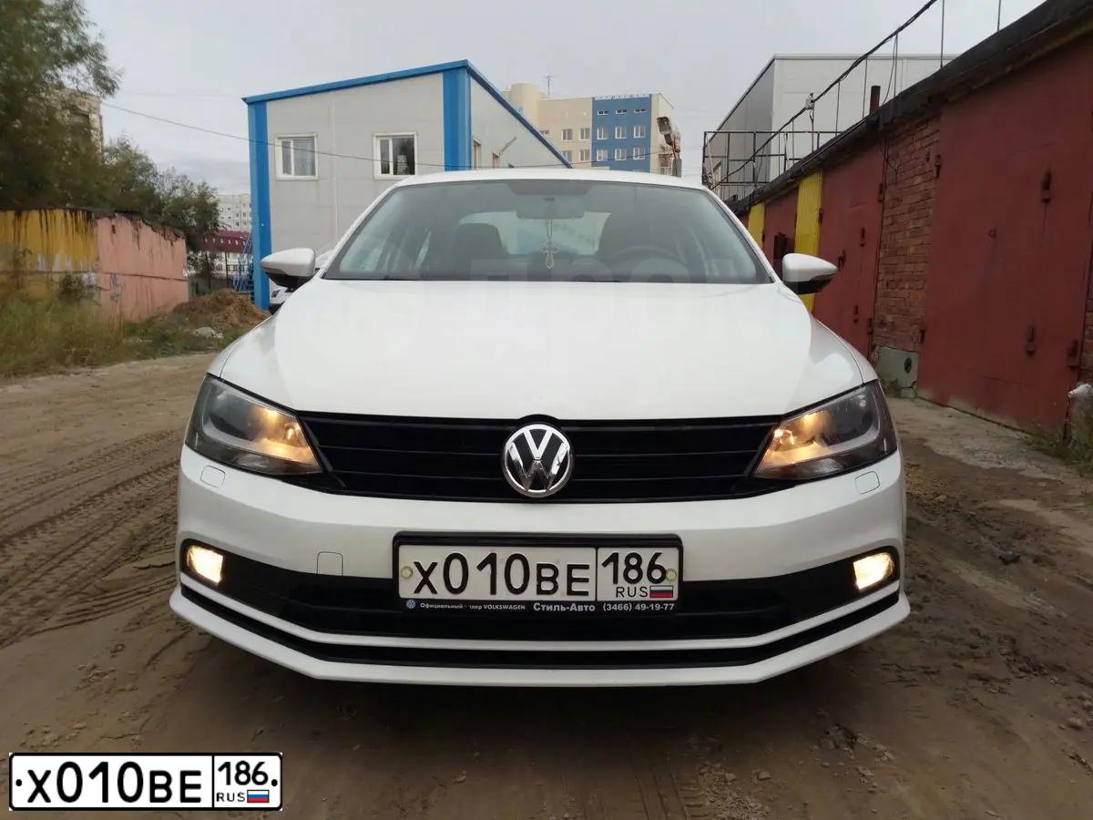 Фото автомобиля VOLKSWAGEN JETTA, 2015 — госномер Р012ОО186. Цвет: Белый