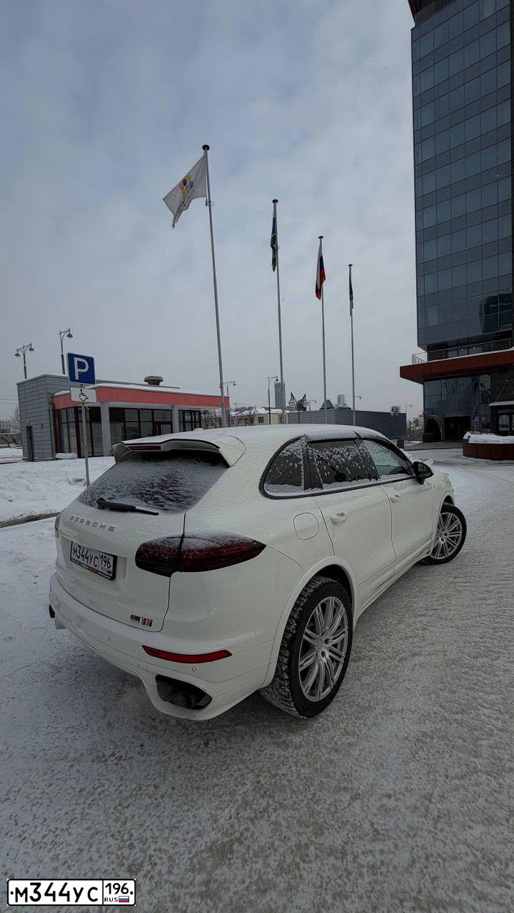 Фото автомобиля PORSCHE CAYENNE, 2010 — госномер М344УС196. Цвет: Белый