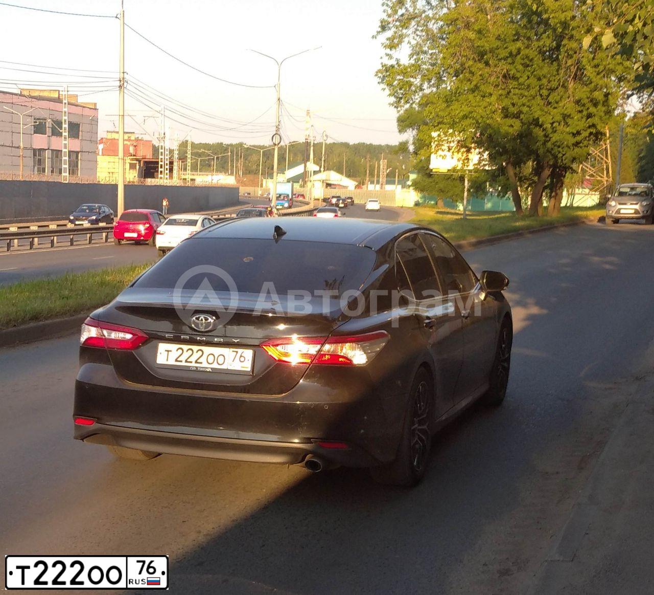 Фото автомобиля TOYOTA CAMRY, 2018 — госномер Т222ОО76. Цвет: ЧЕРНЫЙ МЕТАЛЛИК