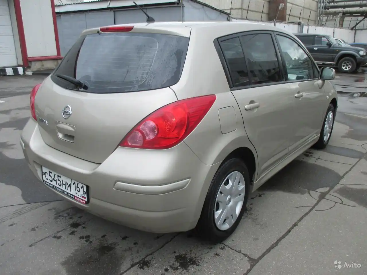 Фото автомобиля NISSAN TIIDA, 2011 — госномер С545НМ161. Цвет: СВЕТЛО-КОРИЧНЕВЫЙ