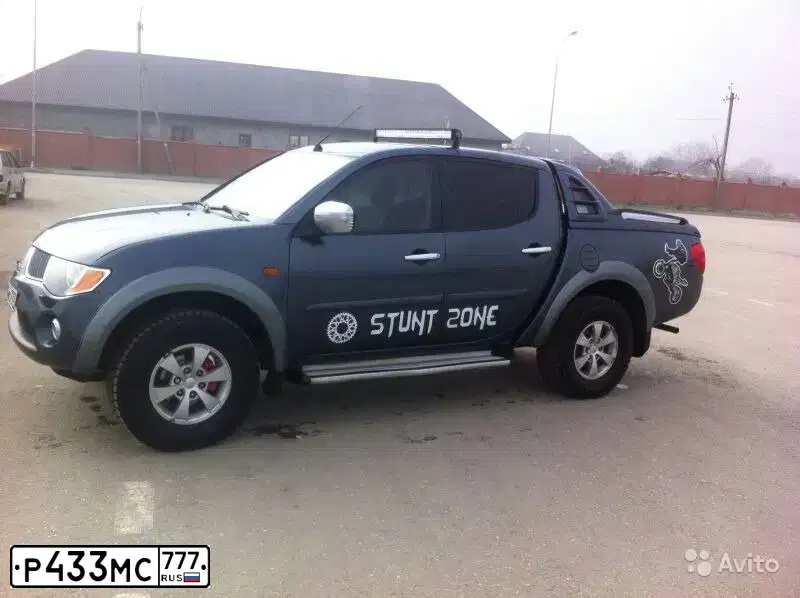 Фото автомобиля MITSUBISHI L 200, 2007 — госномер Н490ВР799. Цвет: Серебристый