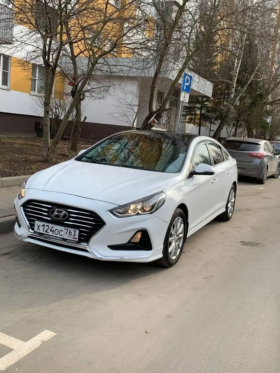Фото автомобиля HYUNDAI SONATA, 2019 — госномер Х124ОС763. Цвет: ЖЕЛТЫЙ