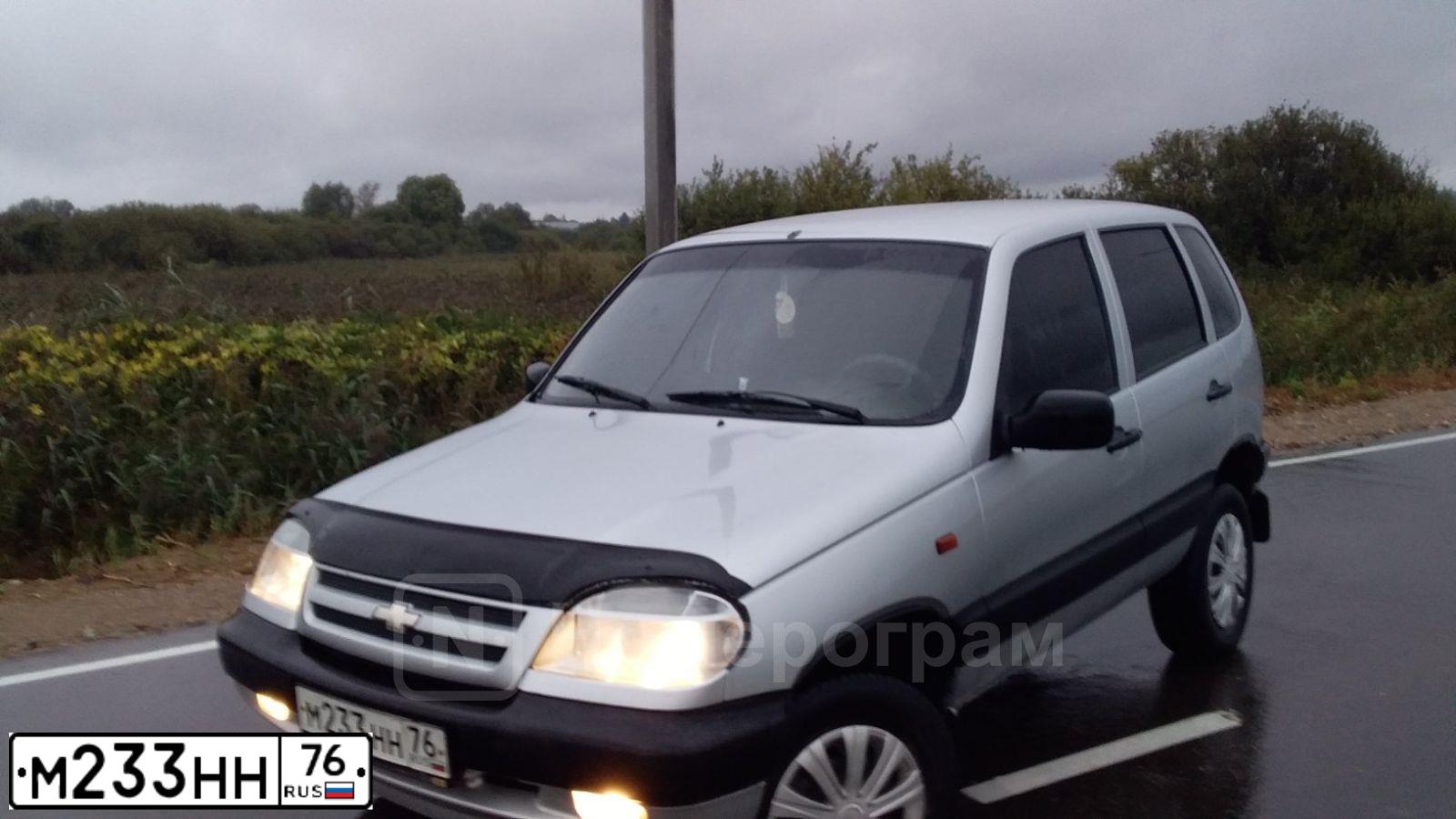 Фото автомобиля CHEVROLET NIVA, 2005 — госномер А936АХ76. Цвет: Светло-серебристый металик