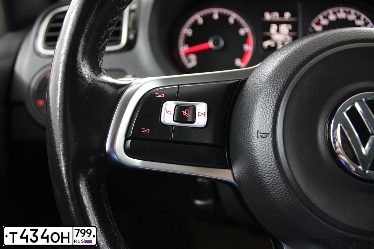 Фото автомобиля VOLKSWAGEN POLO, 2019 — госномер О916ЕТ977. Цвет: БЕЖЕВЫЙ