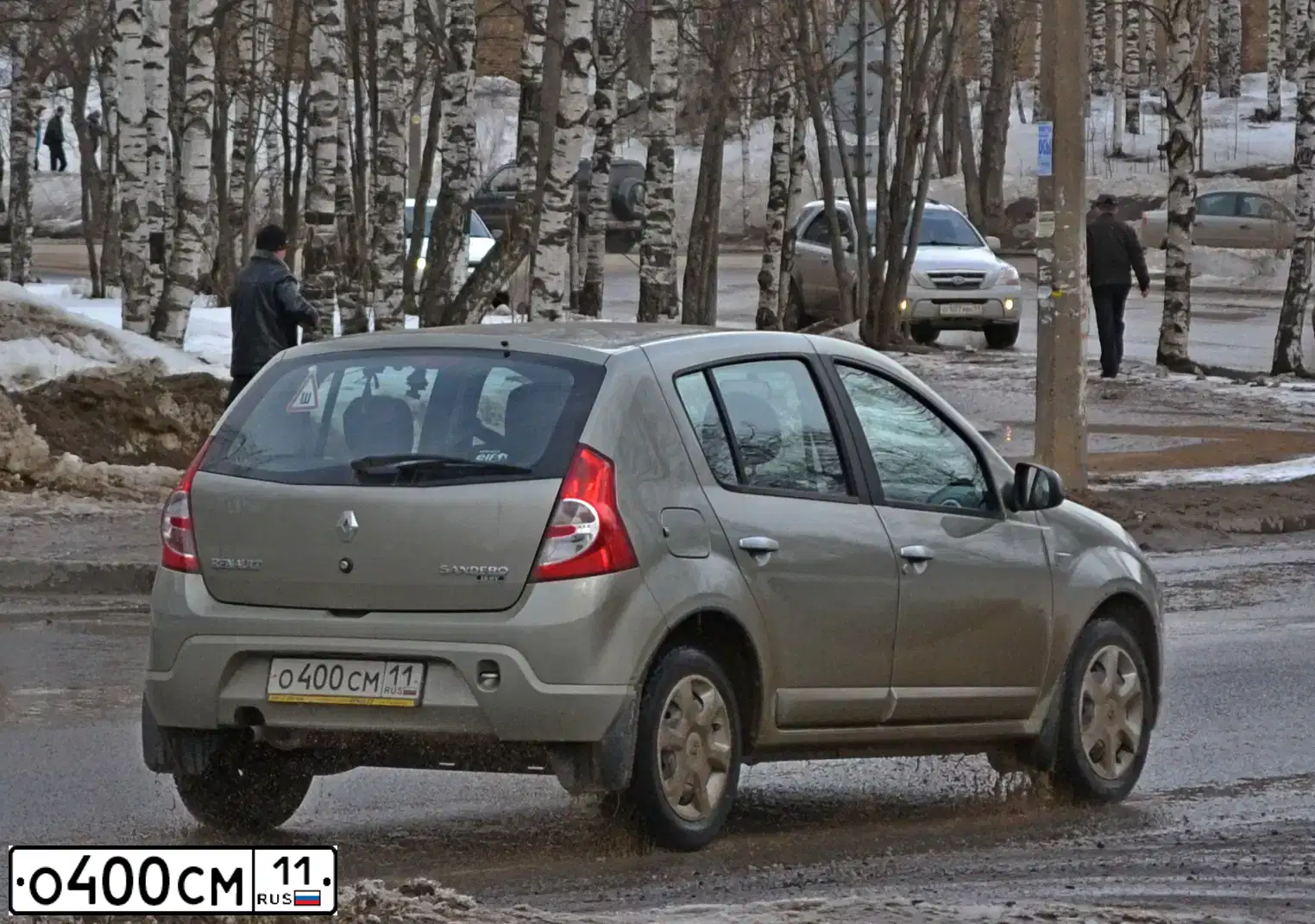Фото автомобиля RENAULT T SANDERO, 2013 — госномер С673КУ198. Цвет: БЕЖЕВЫЙ
