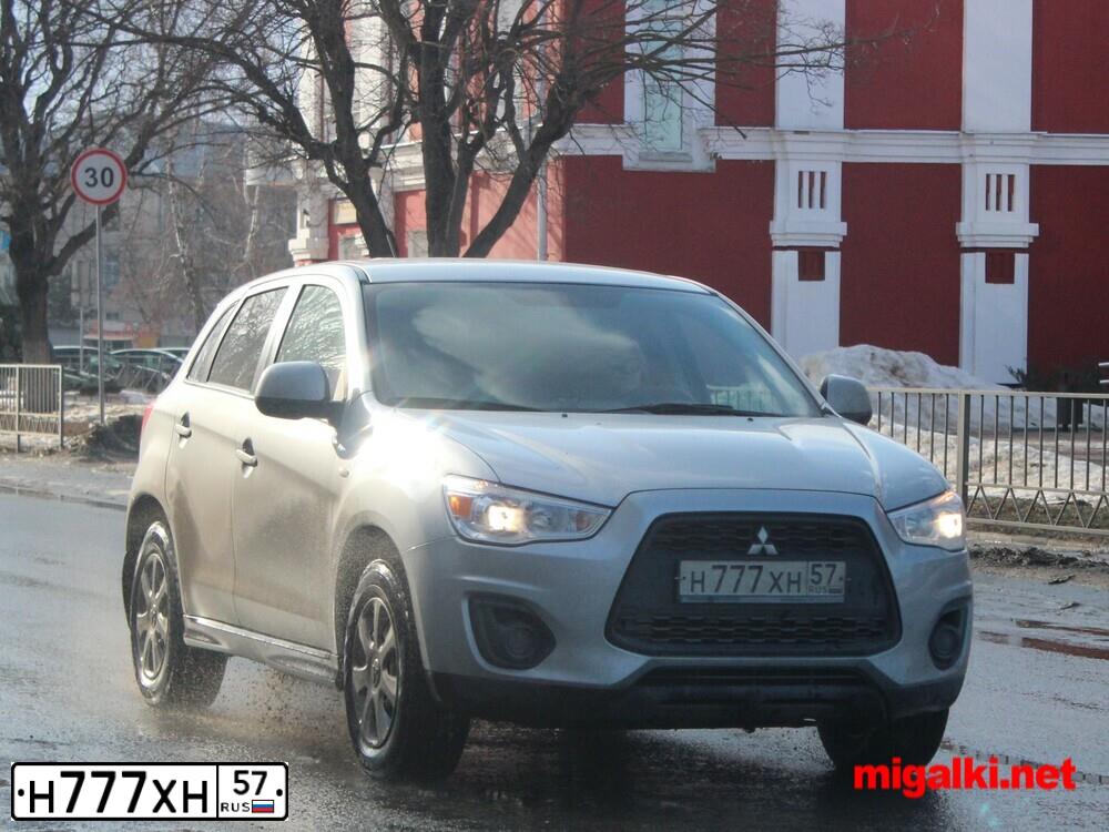 Фото автомобиля RENAULT SANDERO, 2011 — госномер Х412ХВ57. Цвет: ЧЕРНЫЙ