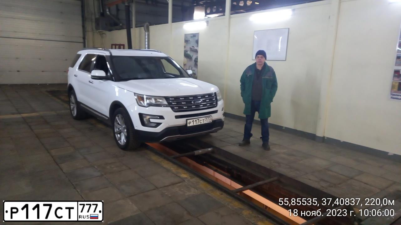 Фото автомобиля FORD EXPLORER, 2016 — госномер Р117СТ777. Цвет: БЕЛЫЙ