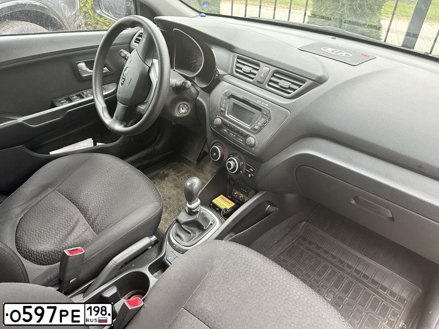 Фото автомобиля KIA RIO, 2013 — госномер О010АХ178. Цвет: ЧЕРНЫЙ