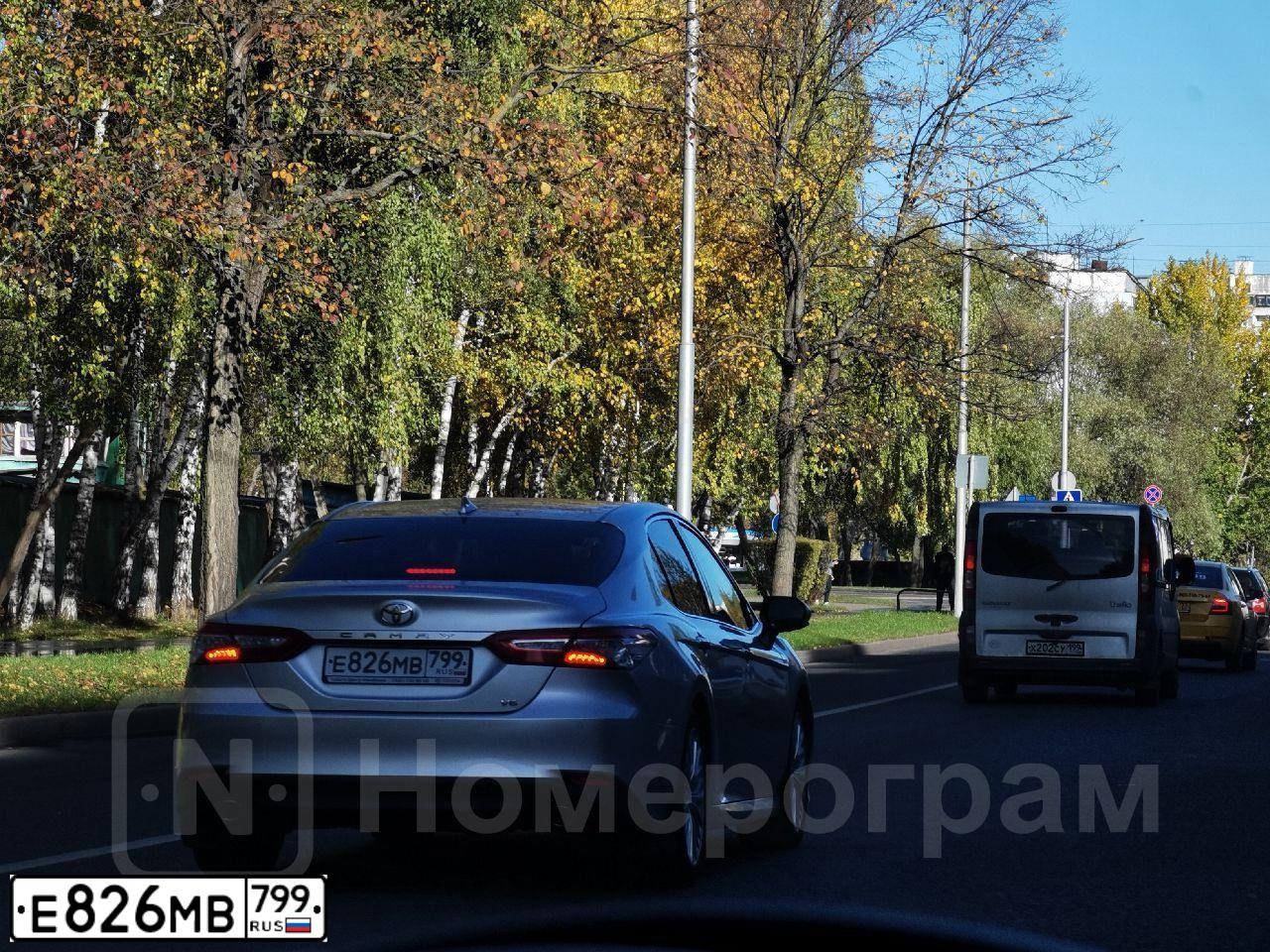 Фото автомобиля TOYOTA CAMRY, 2018 — госномер Е826МВ799. Цвет: СЕРЕБРИСТЫЙ МЕТАЛИК