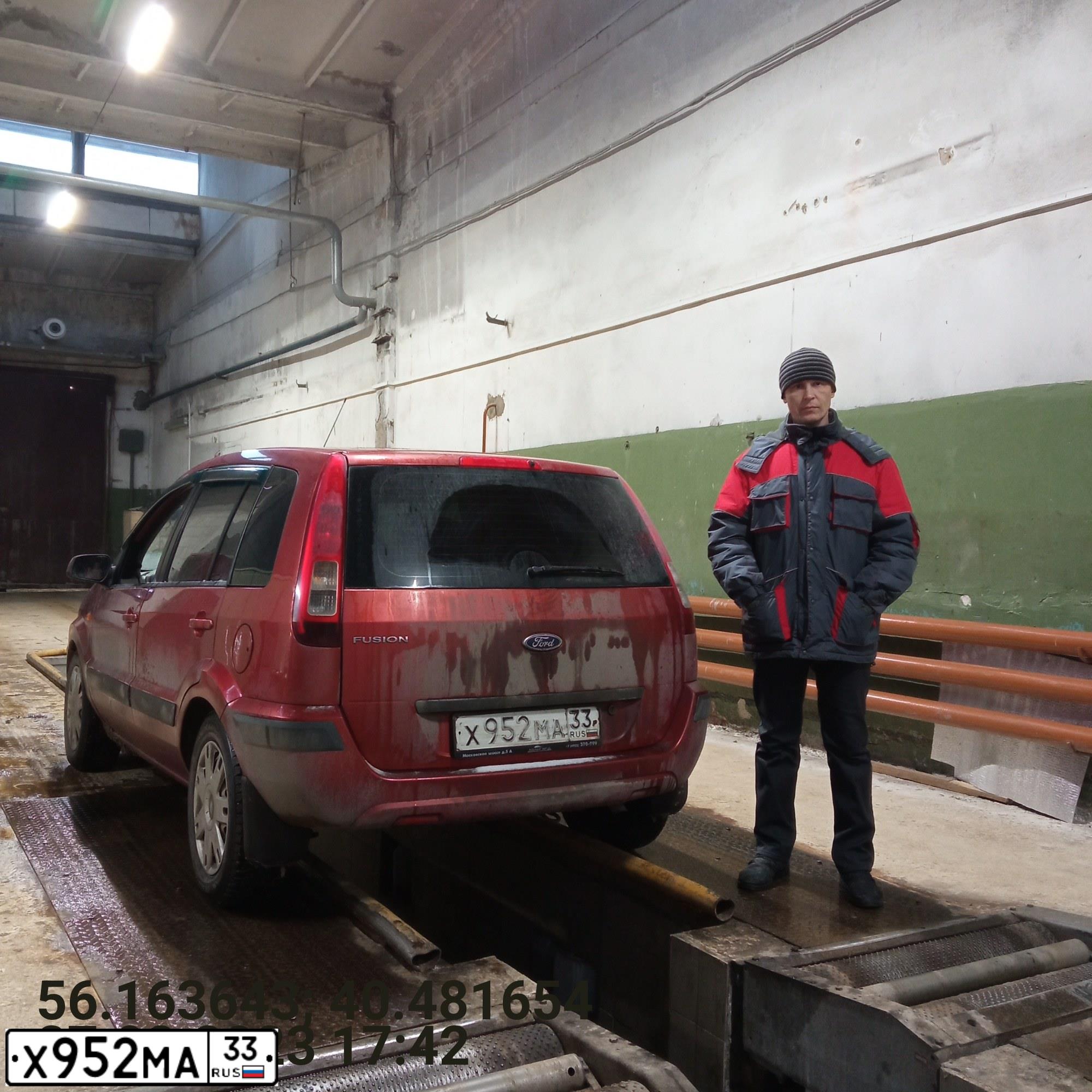 Фото автомобиля FORD FUSION, 2007 — госномер Х952МА33. Цвет: Красный