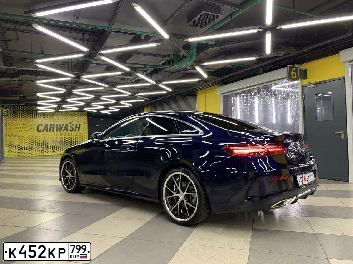 Фото автомобиля MERCEDES E-KLASSE, 2018 — госномер Н993АР977. Цвет: синий