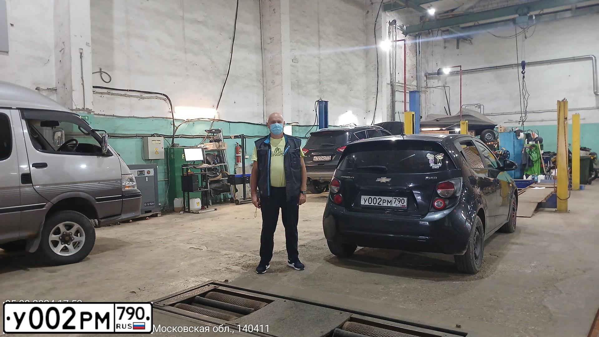 Фото автомобиля CHEVROLET AVEO, 2012 — госномер У002РМ790. Цвет: ЧЕРНЫЙ