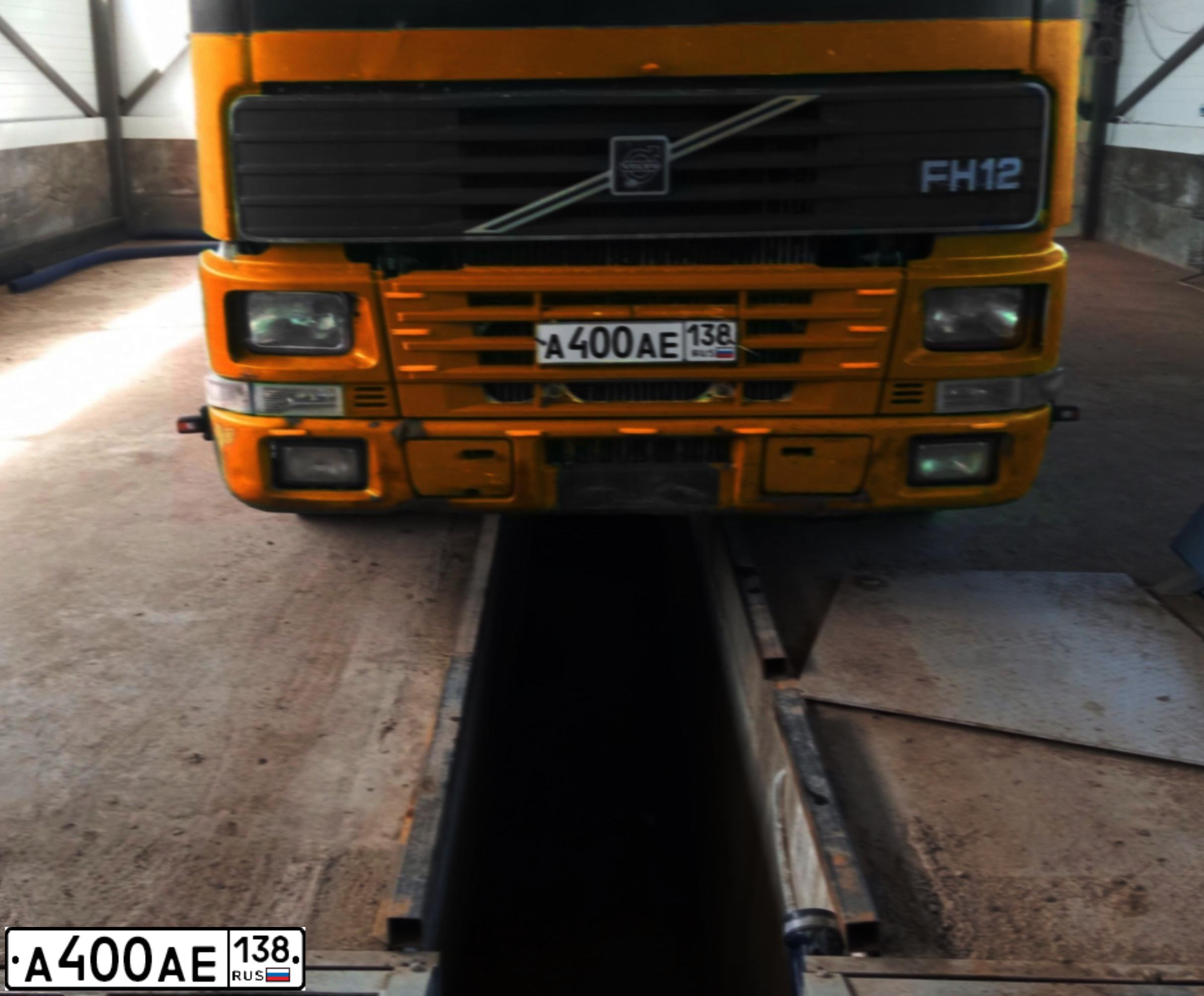 Фото автомобиля VOLVO SERIE FH /6X2/, 1991 — госномер А400АЕ138. Цвет: ЖЕЛТЫЙ