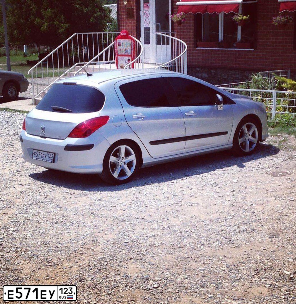 Фото автомобиля PEUGEOT 308, 2010 — госномер Е571ЕУ123. Цвет: СЕРЫЙ