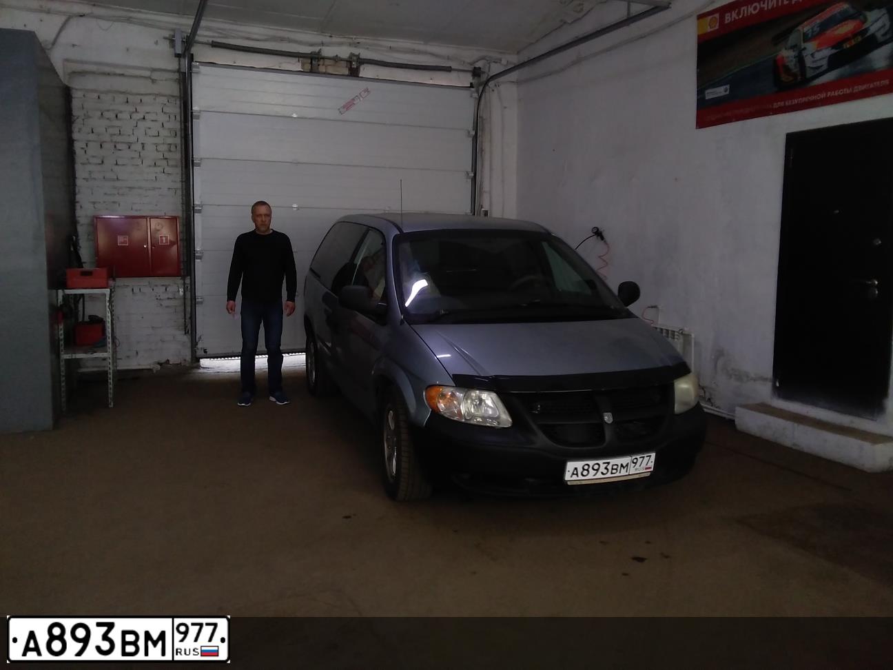 Фото автомобиля DODGE /GRAND/ CARAVAN, 2000 — госномер Е373МН177. Цвет: СЕРЕБРИСТЫЙ