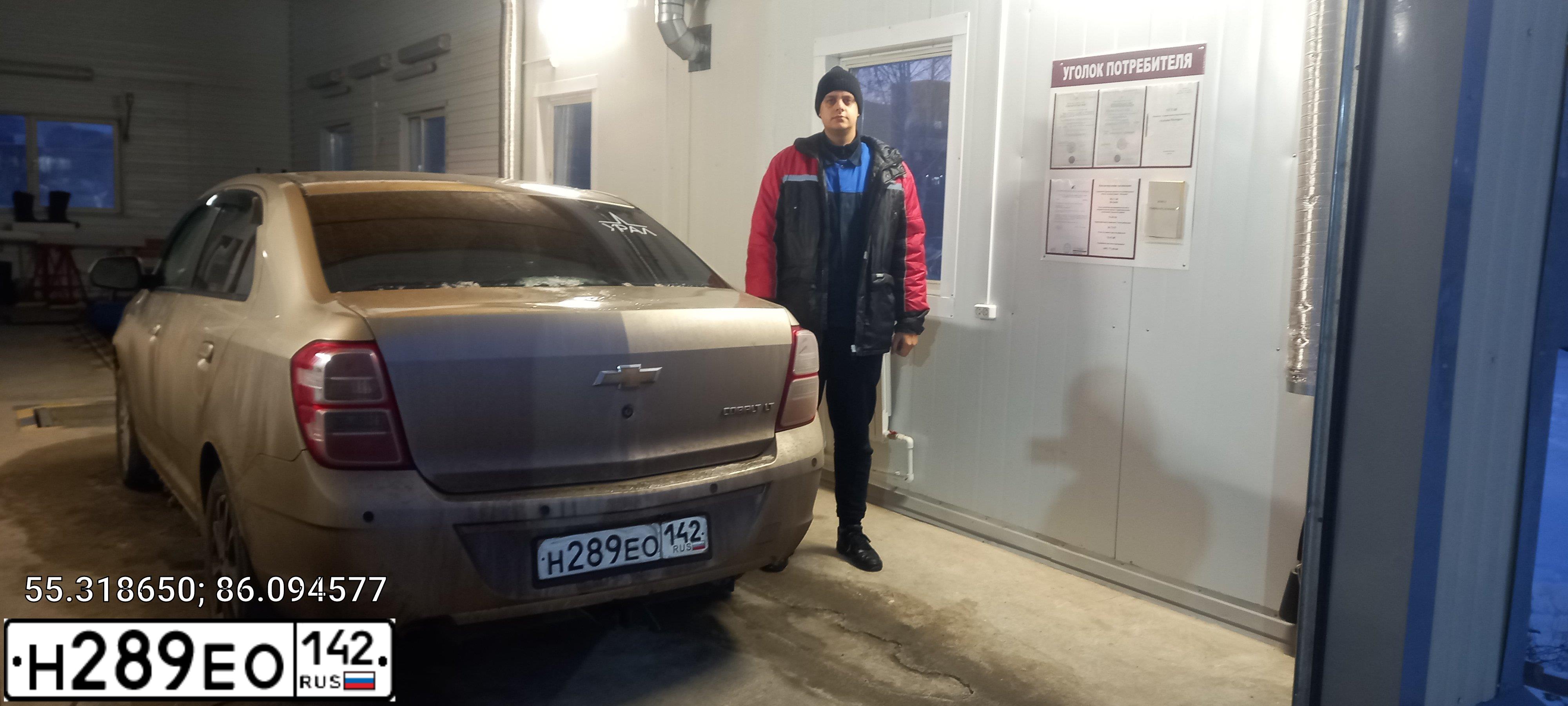 Фото автомобиля CHEVROLET COBALT, 2013 — госномер Т973УМ124. Цвет: ПЕСОЧНЫЙ