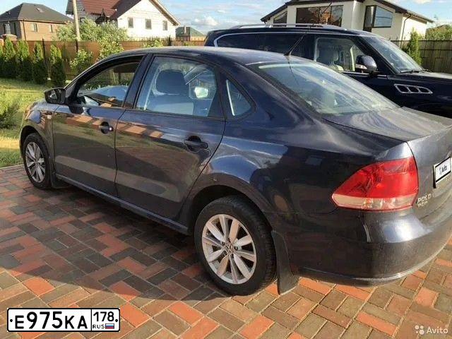 Фото автомобиля VOLKSWAGEN POLO, 2011 — госномер Е957КА178. Цвет: СИНИЙ