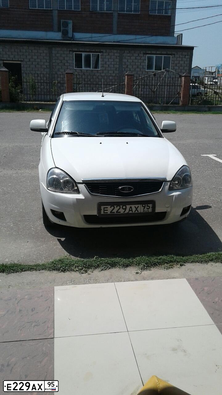 Фото автомобиля LADA 2172 PRIORA, 2010 — госномер Е229АХ95. Цвет: Белый