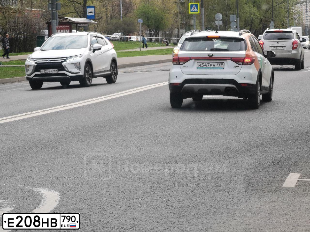 Фото автомобиля VOLKSWAGEN POLO, 2013 — госномер Р222АЕ777. Цвет: Серебристый