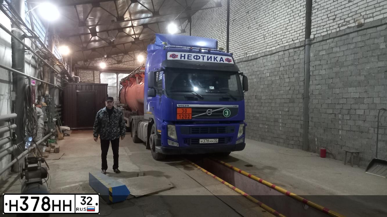 Фото автомобиля VOLVO SERIE FM /4X2/, 2011 — госномер Н378НН32. Цвет: СИНИЙ